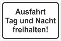 Hinweisschild   " AUSFAHRT TAG UND NACHT FREIHALTEN "